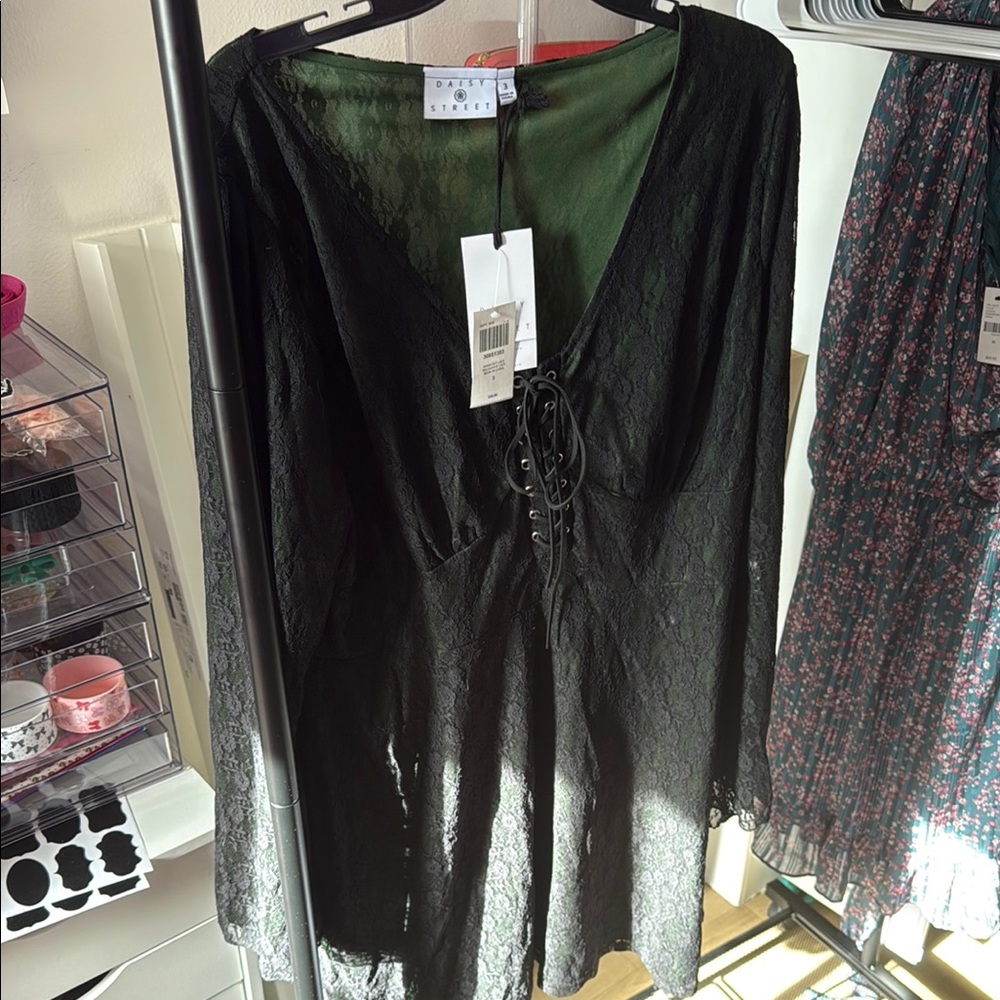 Daisy Black/Green 3/4 Sleeve Tie Front Dress